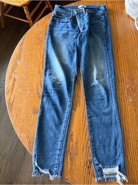 Women’s distressed skinny jeans